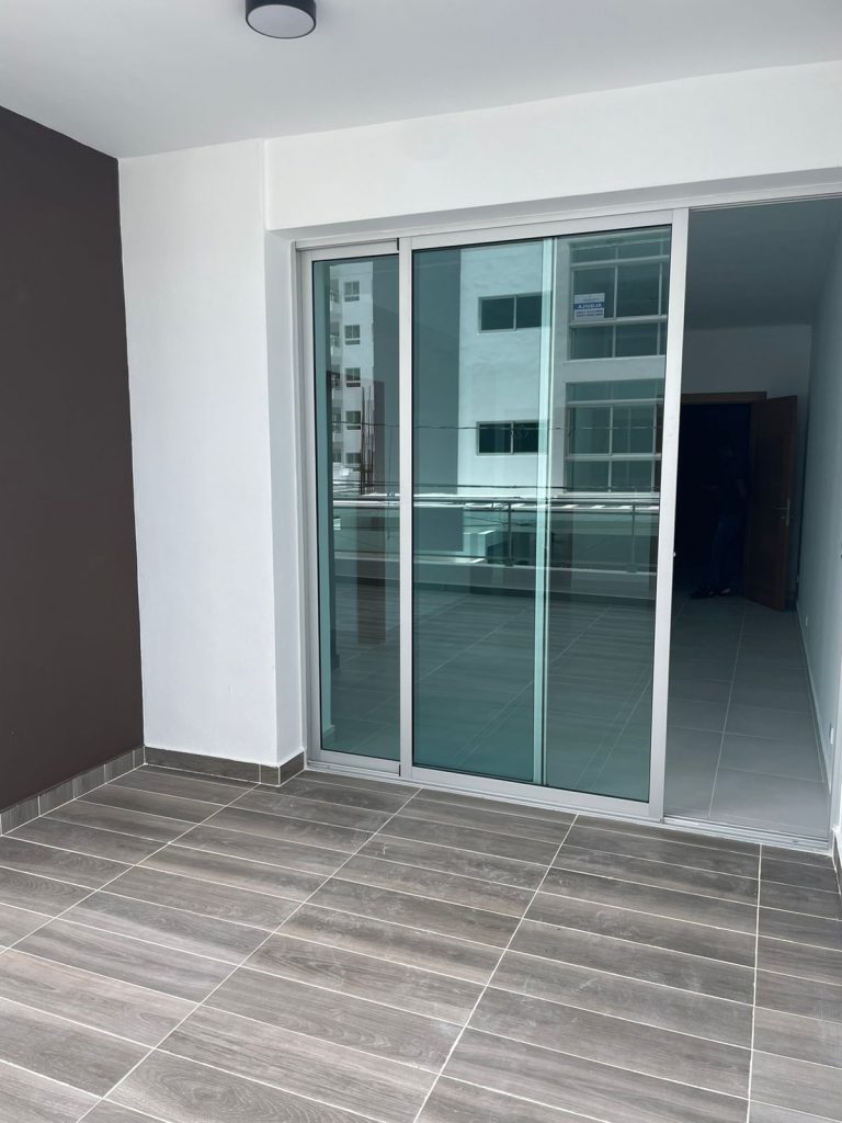 ¡Espectacular apto en venta con terraza en Evaristo Morales !