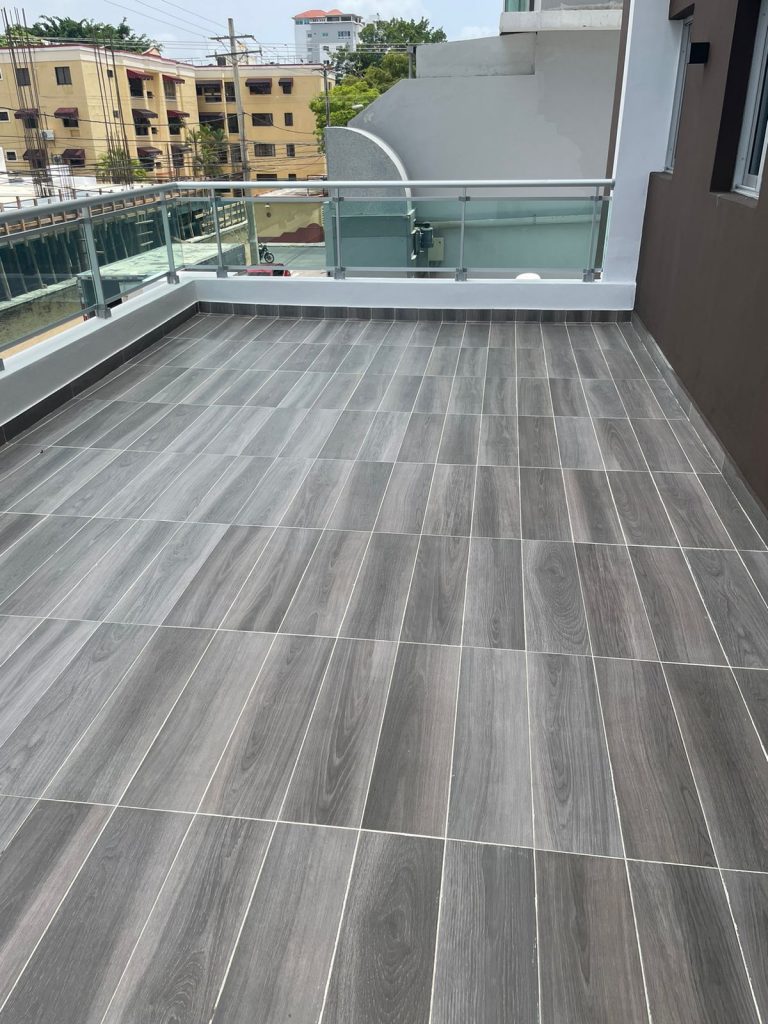 ¡Espectacular apto en venta con terraza en Evaristo Morales !